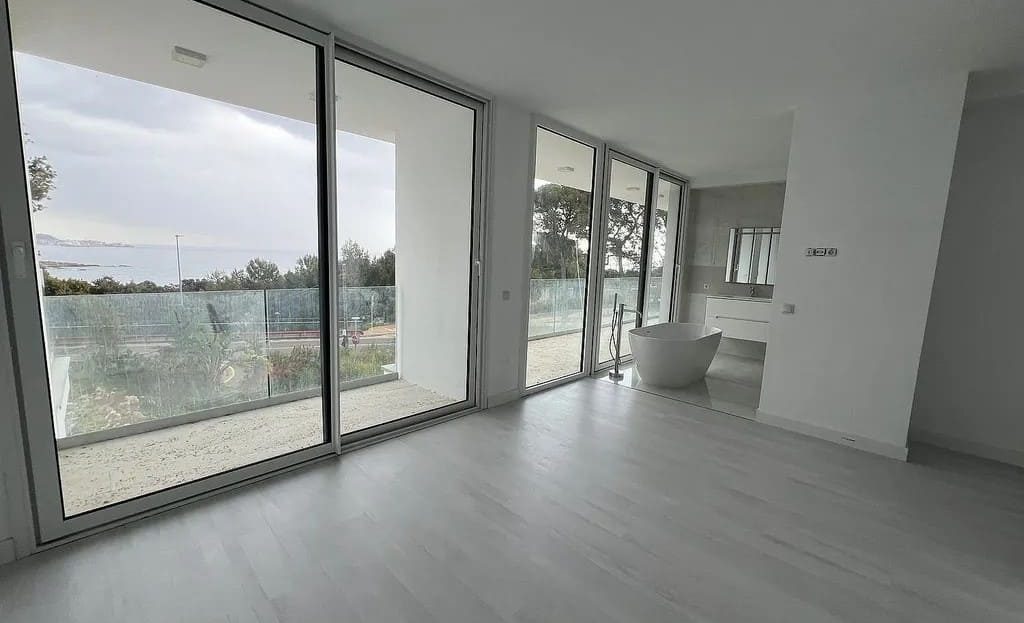 Второй этаж с панорамными окнами и видом на природу