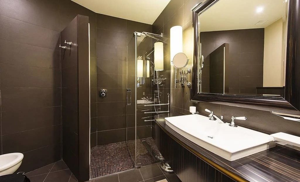 Современная ванная комната с душевой кабиной