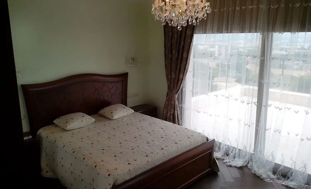 Спальня с большой кроватью и выходом на террасу