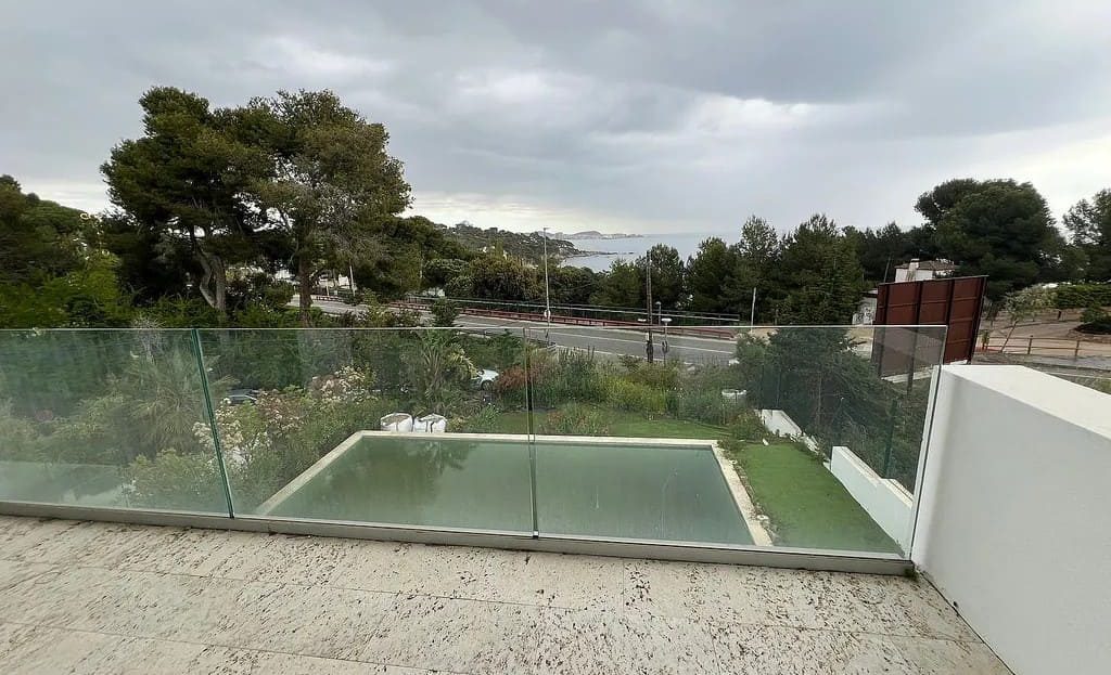 Вид на бассейн и сад со второго этажа виллы