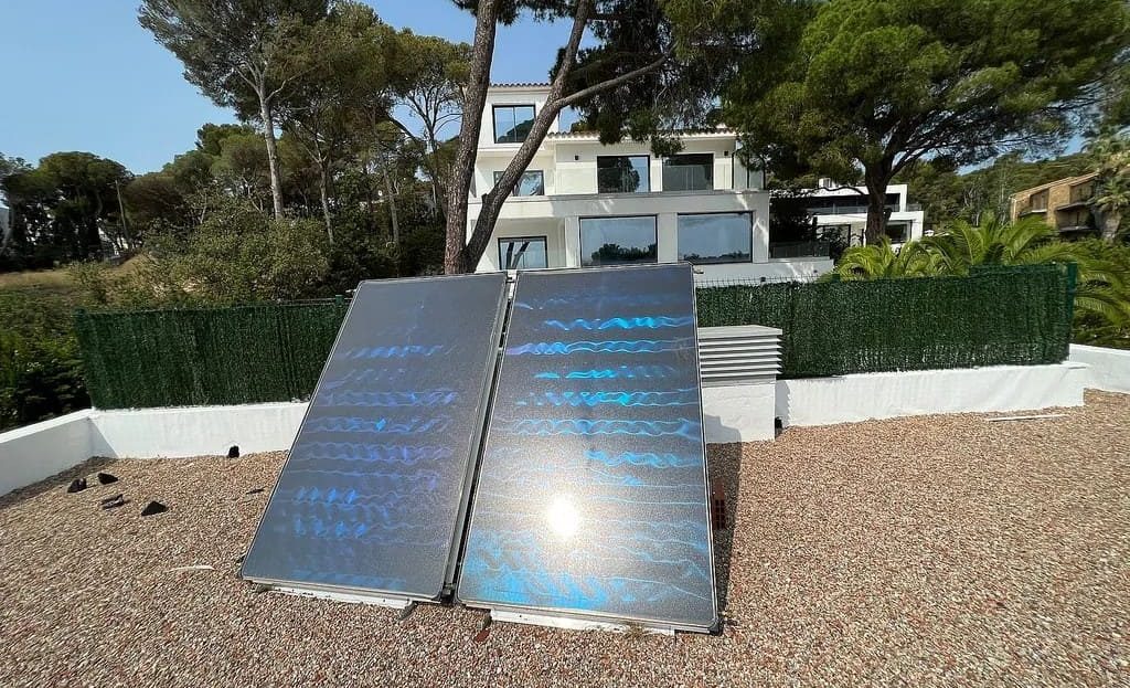 Солнечные панели на участке современной виллы