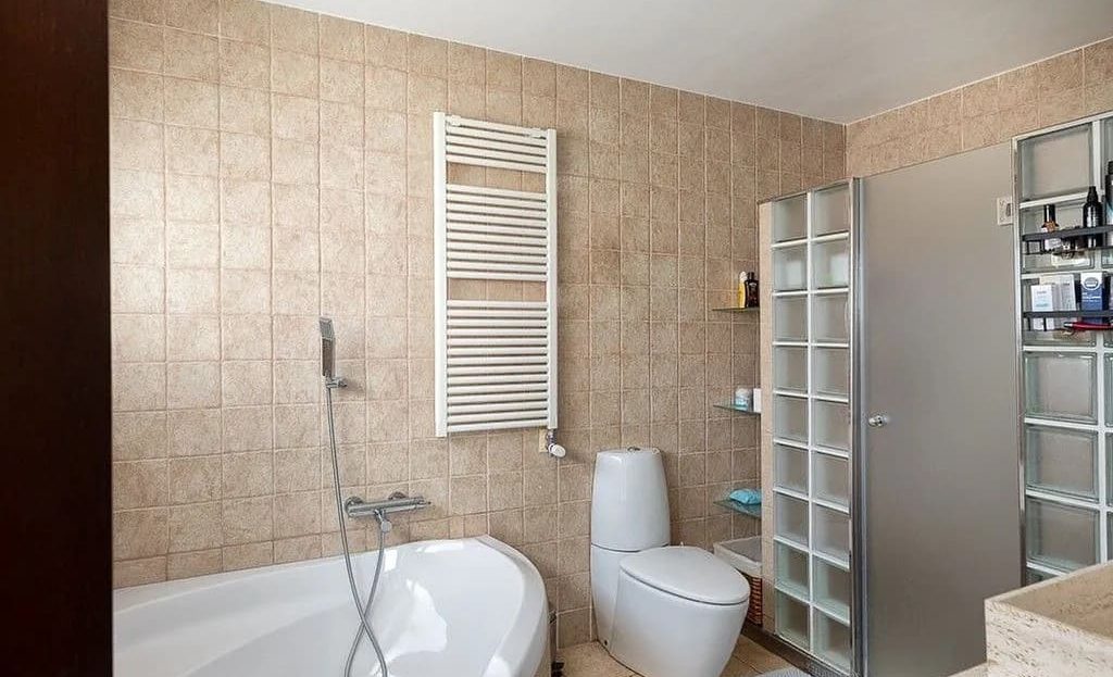 Ванная комната с ванной и стеклянной душевой кабиной