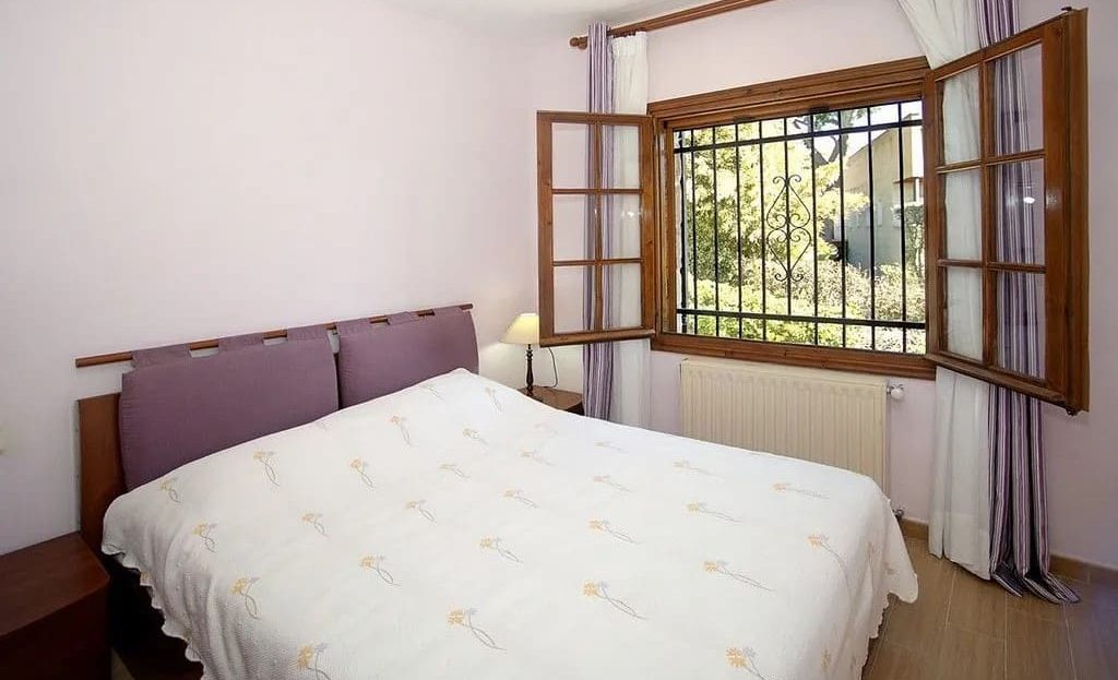 Светлая спальня с видом на сад.