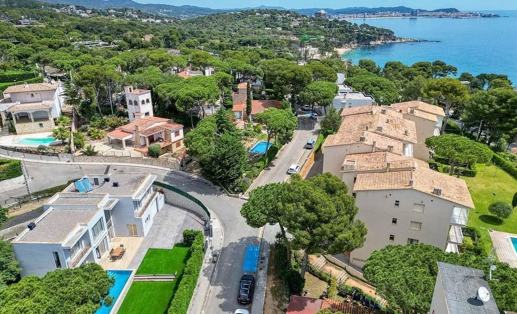 Аэрофото района вокруг виллы недалеко от моря в Калонже