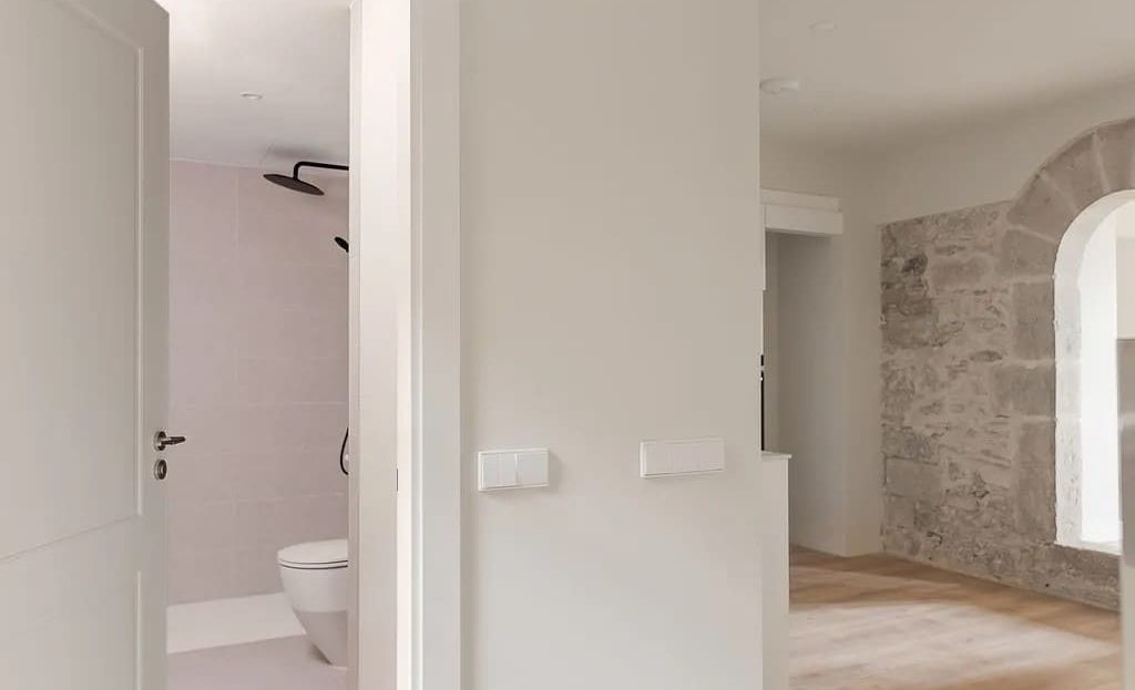 Переходная зона с ванной комнатой и каменной аркой