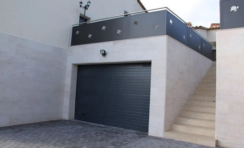 въездная зона и гараж с подъёмом к вилле