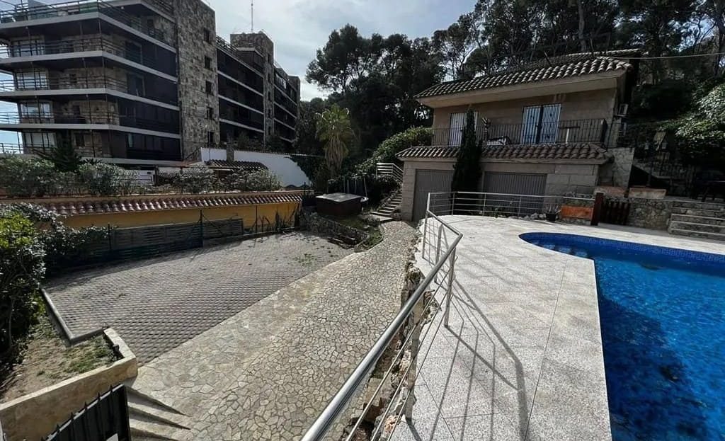 Общая зона с бассейном возле виллы в Сан-Антонио-де-Калонже