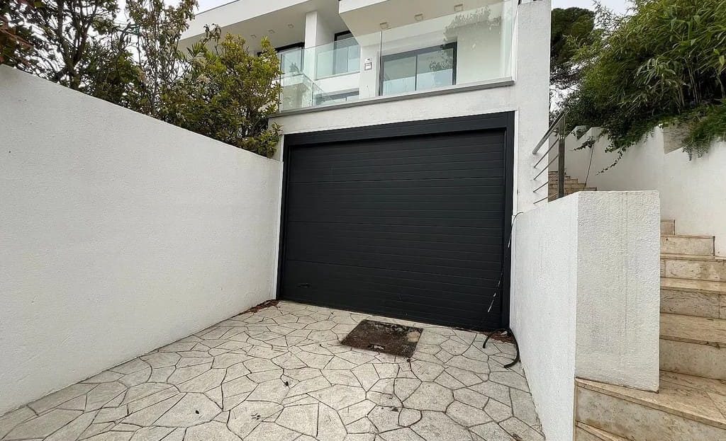 Въезд в гараж современной виллы в Мас Вилар