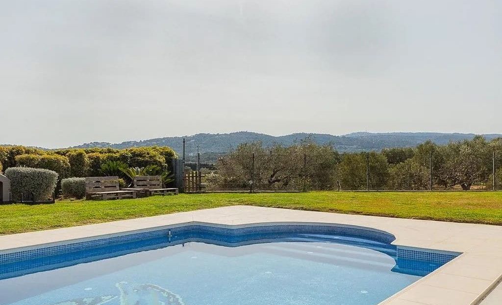 Бассейн виллы с видом на зелёную зону