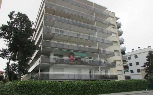 Многоквартирный дом в Ллорет-де-Мар, общий вид здания с улицы