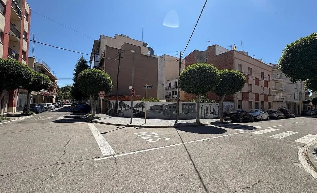 Перекрёсток рядом с участком, обзорное фото локации в центре Камбрильса