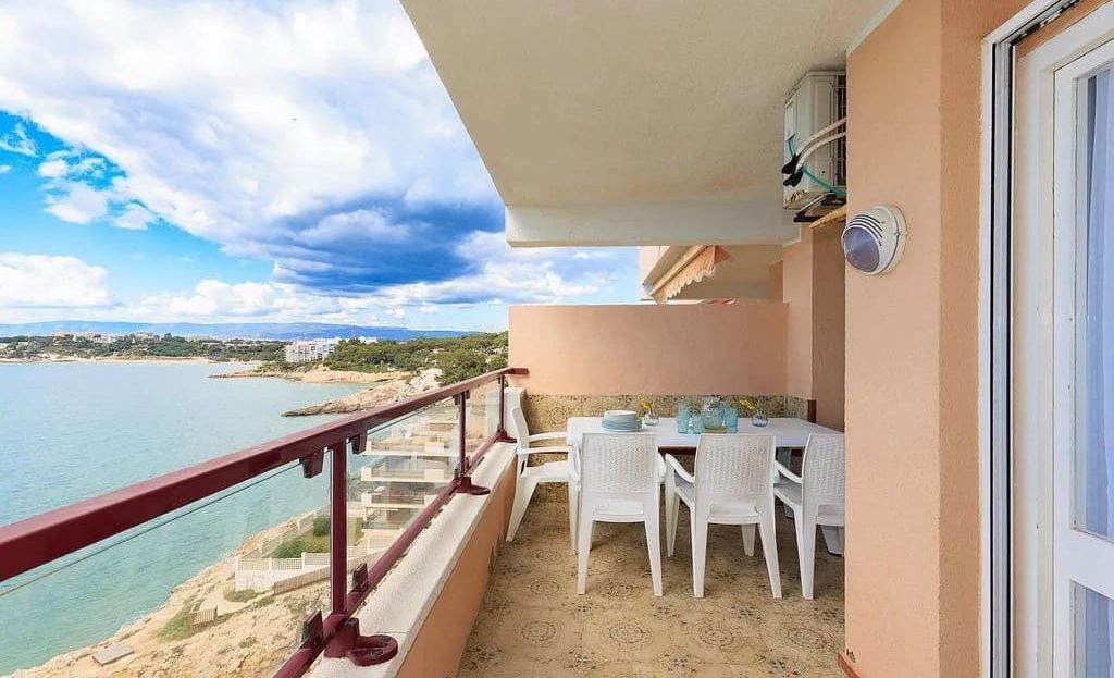 Обеденная зона на террасе с видом на побережье и скалы Cala de la Font.