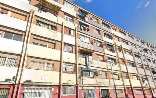 Общий вид жилого здания и прилегающей территории