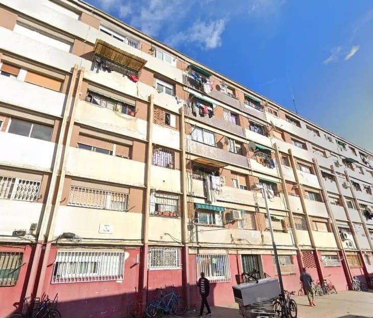 Общий вид жилого здания и прилегающей территории