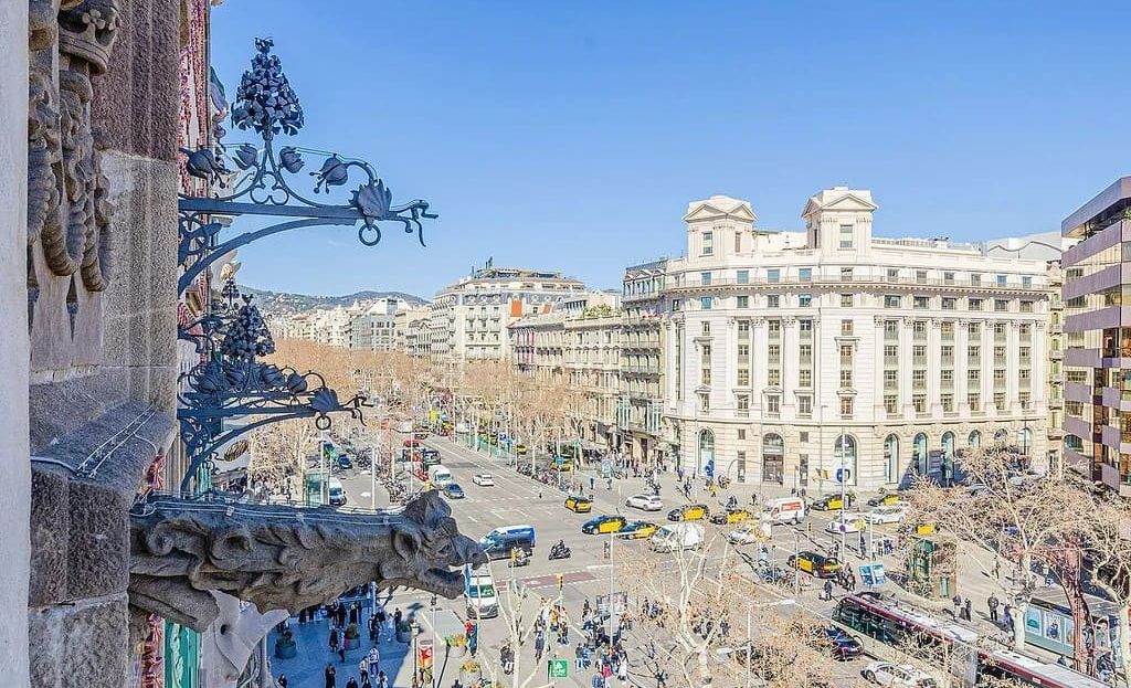 Панорамный вид на Пасео-де-Грасия из квартиры в Эшампле