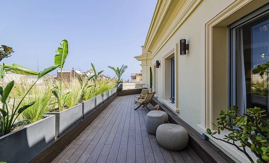 Терраса пентхауса с выходом из гостиной, район Эшампле Дрет