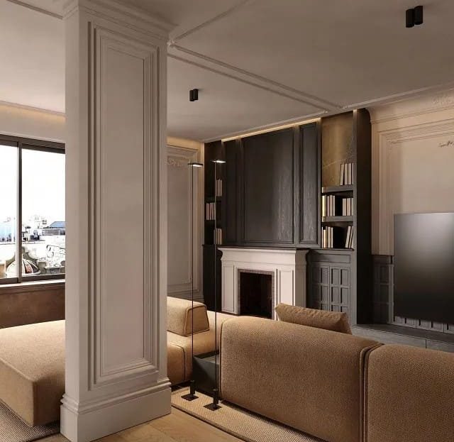 Гостиная пентхауса с камином и классическими архитектурными элементами