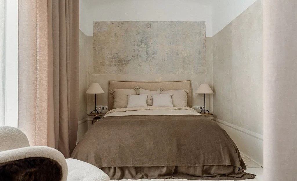 Спальня пентхауса с современной отделкой и мягким освещением