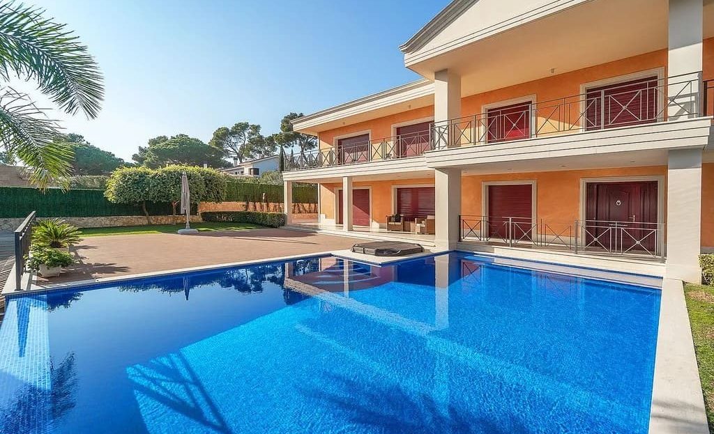 Инфинити-бассейн и терраса перед виллой на побережье Коста-Брава