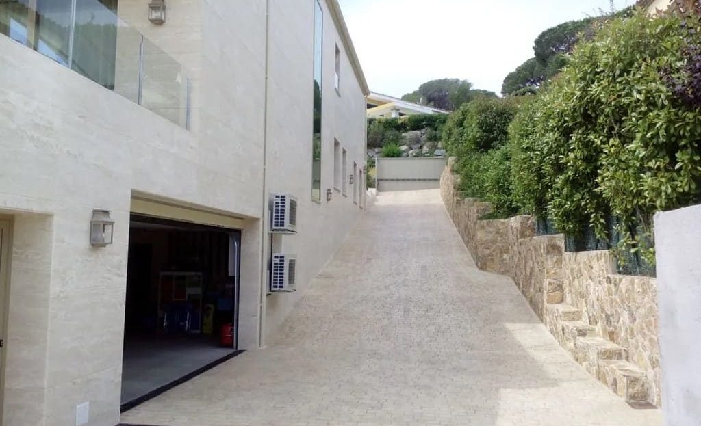 Подъездная дорожка и гараж виллы