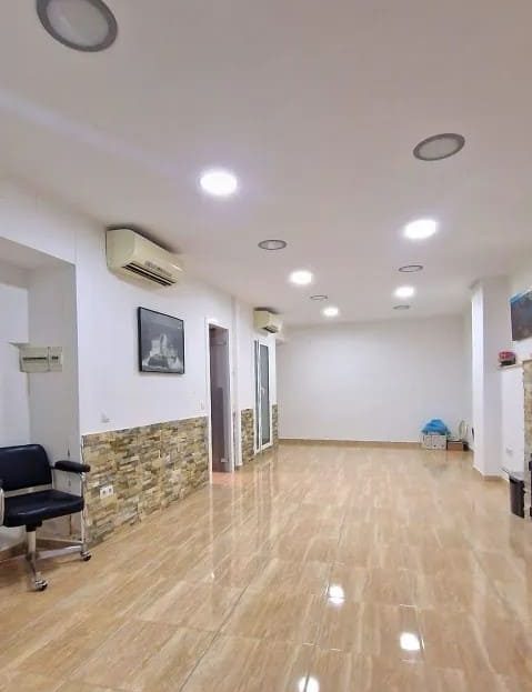 Просторная студия на первом этаже в Casc Antic — вид на основное помещение