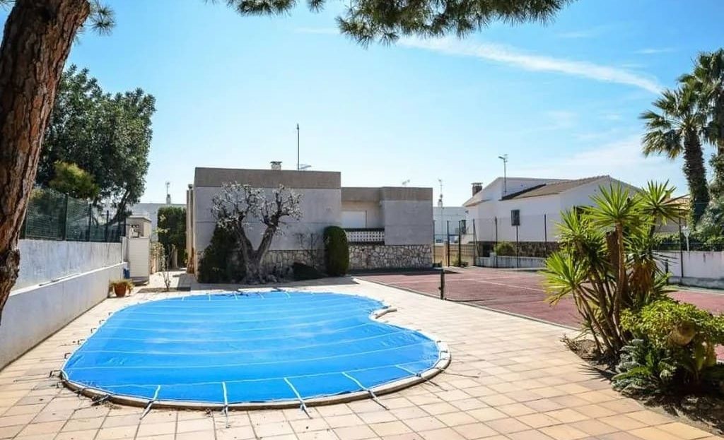 Частный бассейн во дворе дома.