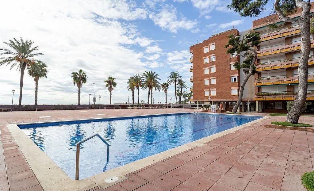 Бассейн с зоной отдыха на первой линии моря