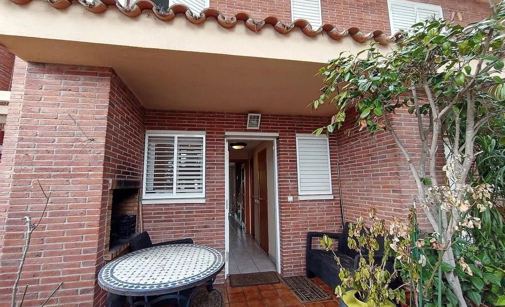 Фасад дома с входом и частной зоной отдыха