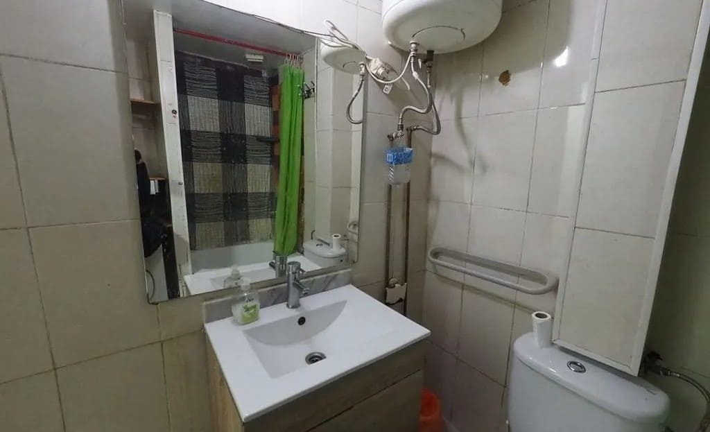 Ванная комната с раковиной, туалетом и бойлером