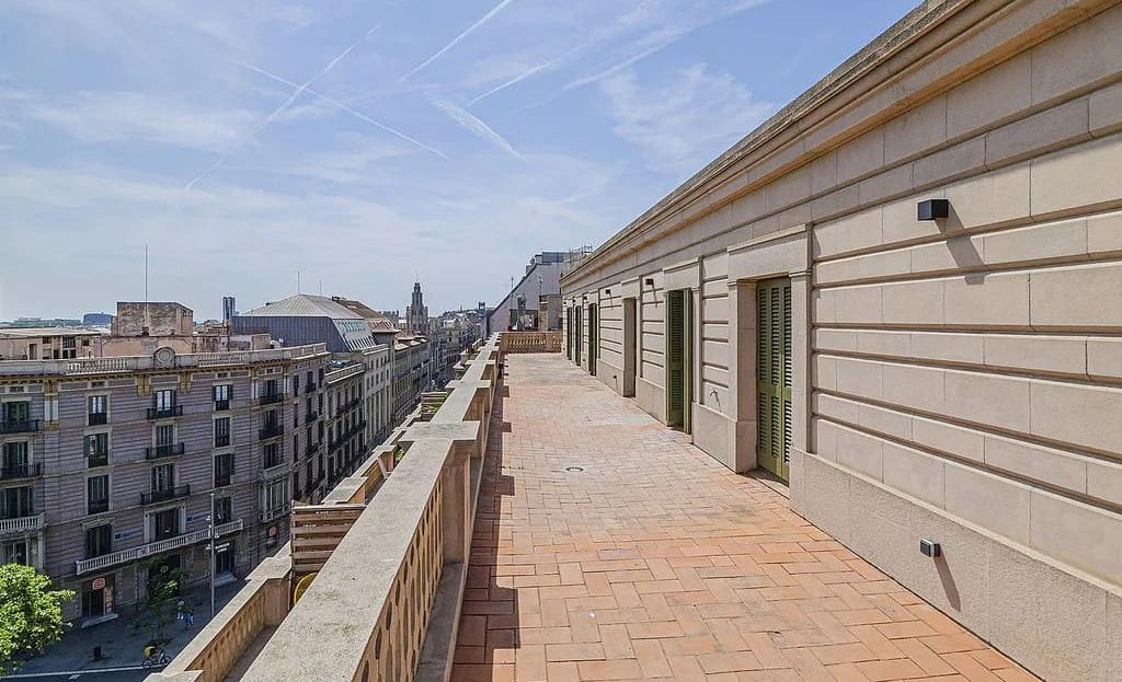 Частная терраса на крыше с панорамным видом на город