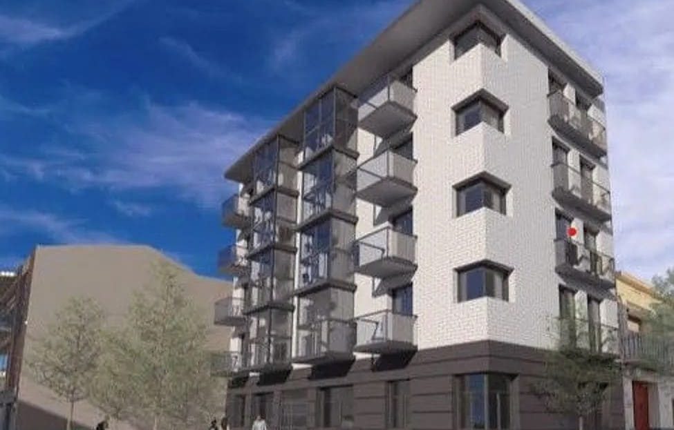 Фасад новостройки с современным архитектурным дизайном