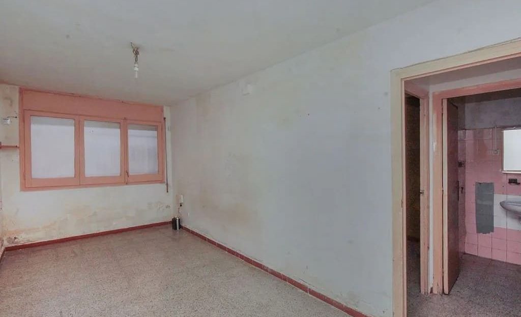 Светлая гостиная с окном и напольным покрытием