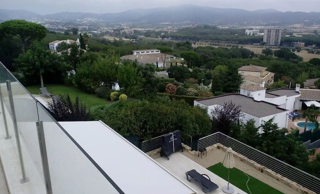 Вид на окрестности и море с террасы виллы