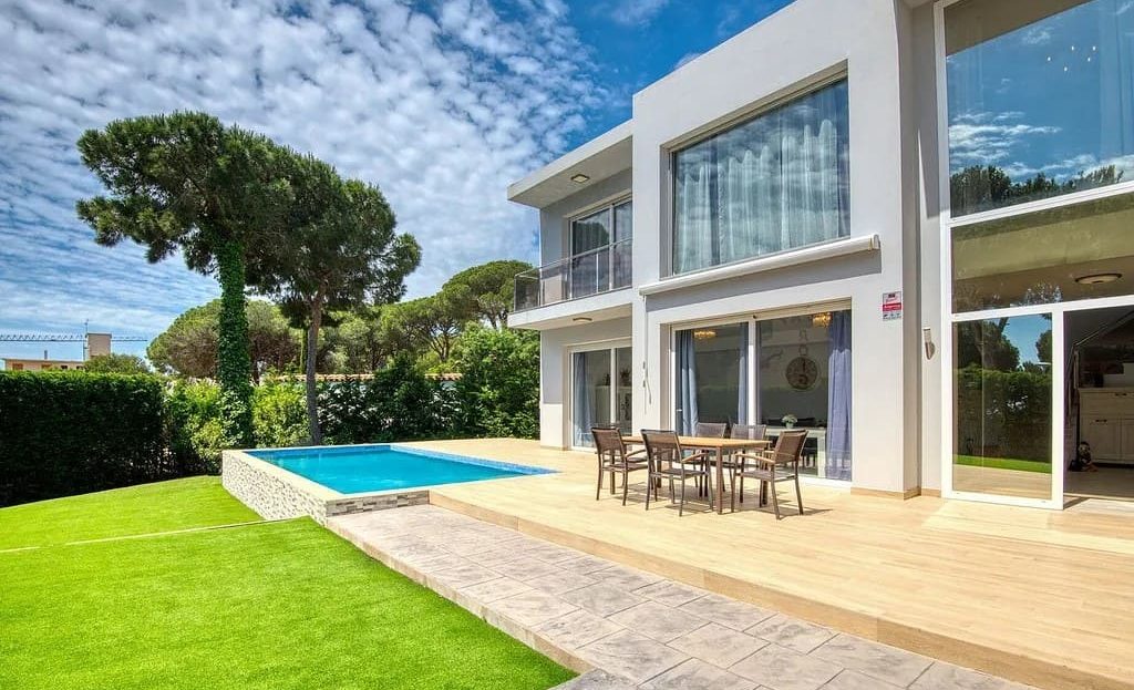 Сад и зона отдыха у бассейна в новой вилле в Калонже