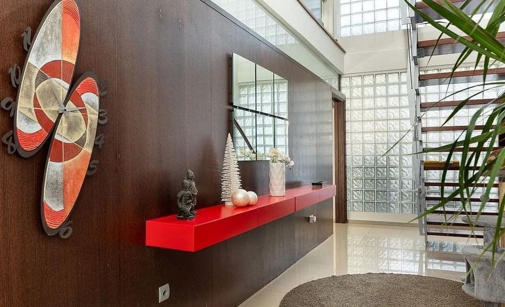 Прихожая с декоративной стеной и яркими акцентами