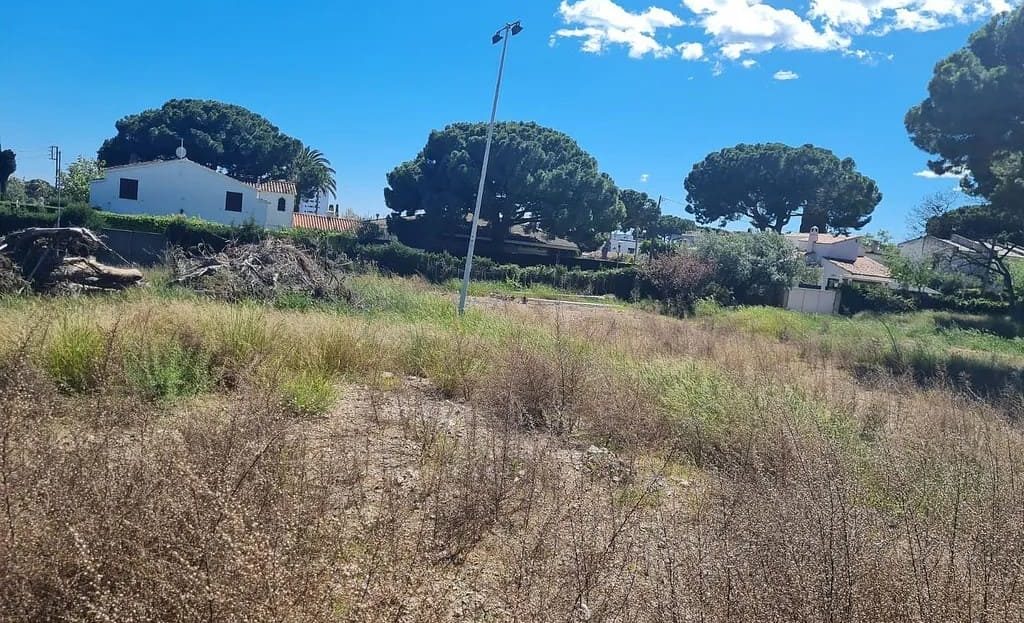 Земля под застройку в Камбрильсе, участок с природным рельефом