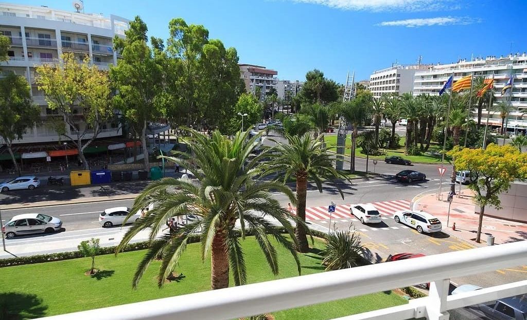 Вид с балкона на променад, пальмы и центральную часть Салоу.