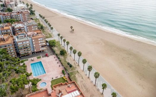 Вид с высоты на пляж Торредембарры и побережье