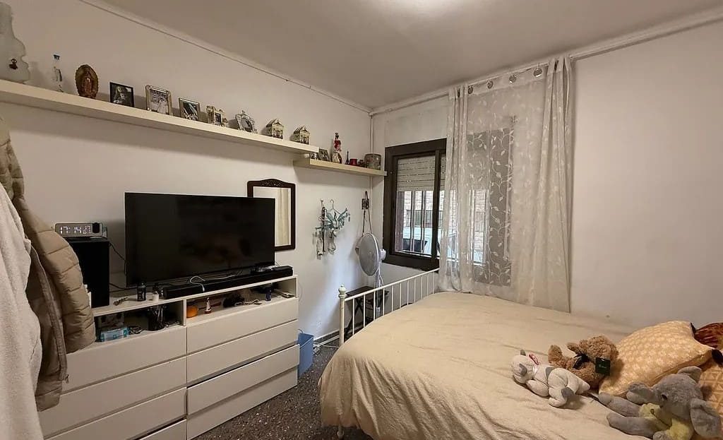 Спальня с двуспальной кроватью и местом для хранения