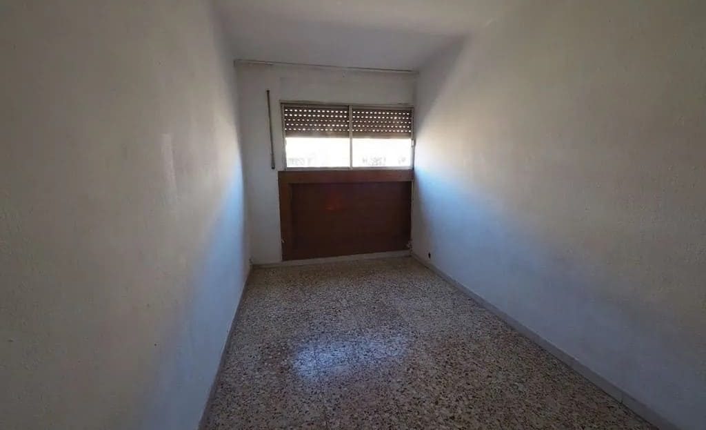 Спальня с окном и терраццовым полом