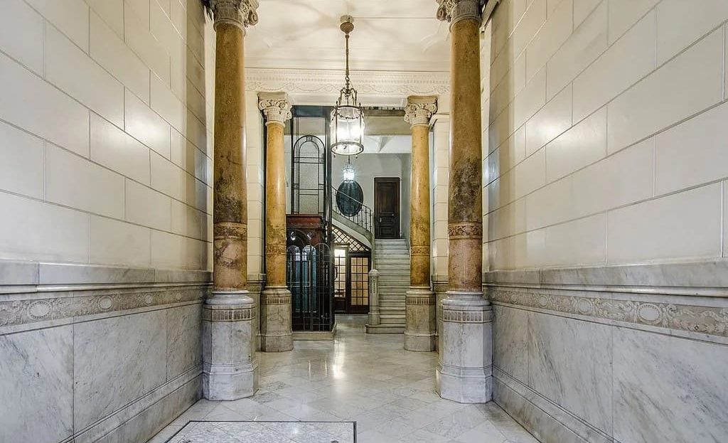 Парадный подъезд исторического здания на Пасео-де-Грасия