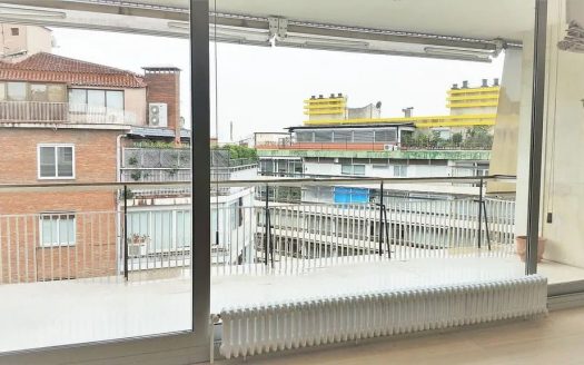 Остеклённая терраса пентхауса с видом на жилой район Барселоны