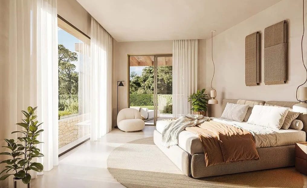 Светлая гостиная с выходом на террасу и панорамными стеклянными дверями.