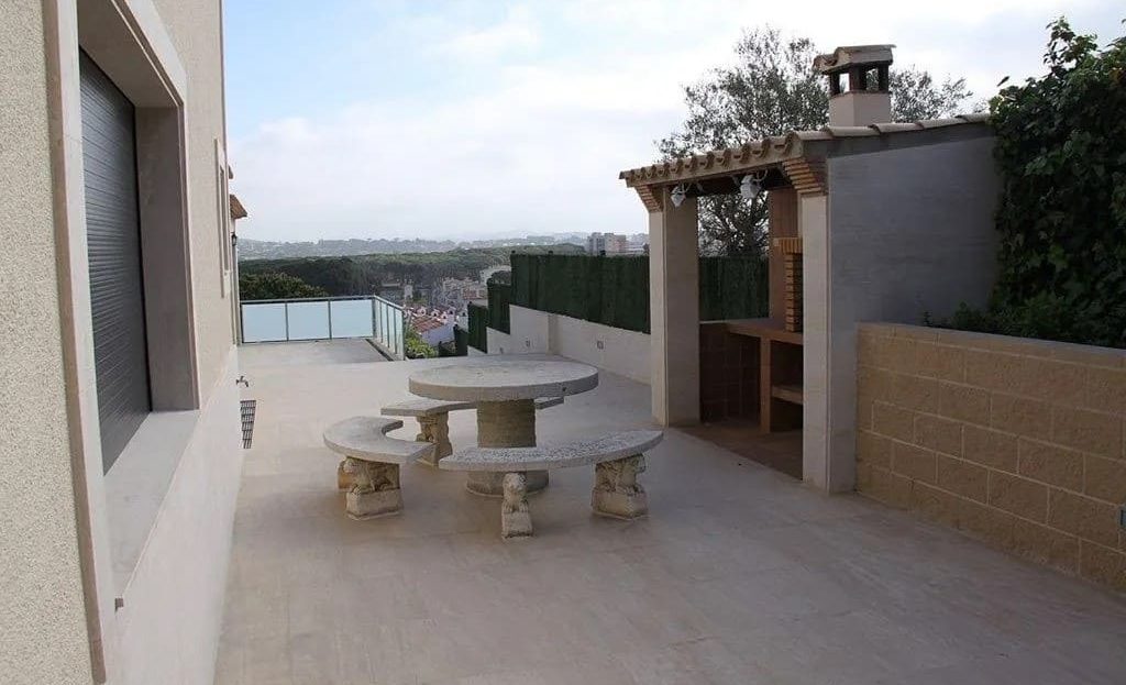 просторная терраса с барбекю-зоной