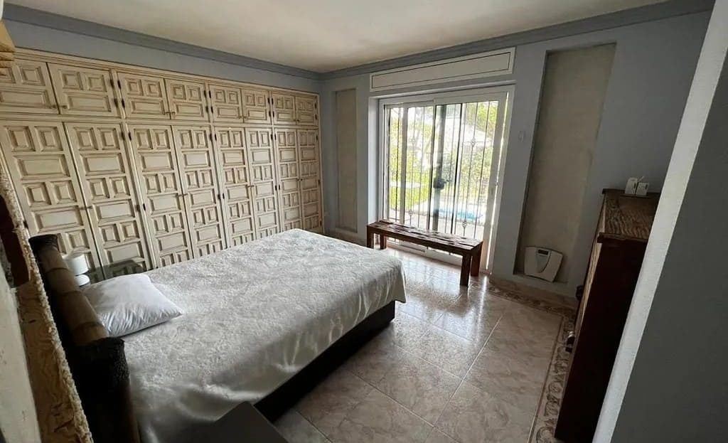 Спальня с двуспальной кроватью и встроенными шкафами