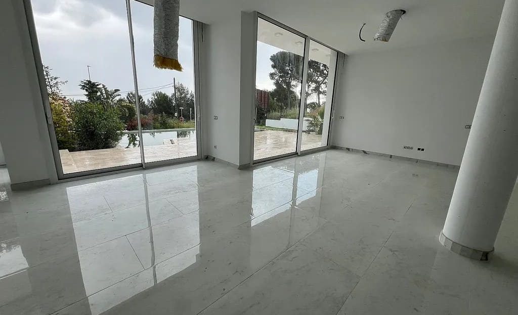 Просторная светлая гостиная с видом на сад и бассейн