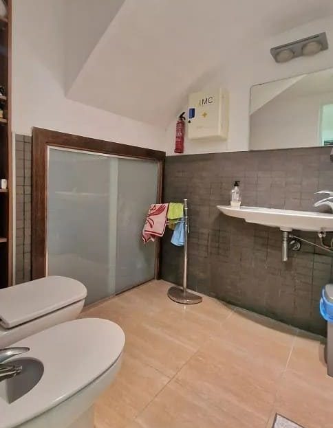 Светлая ванная студии рядом с пляжем Ллорет де Мар — санузел и душевая зона