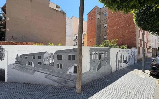 Фрагмент мурала на участке, художественное изображение домов и городской сцены