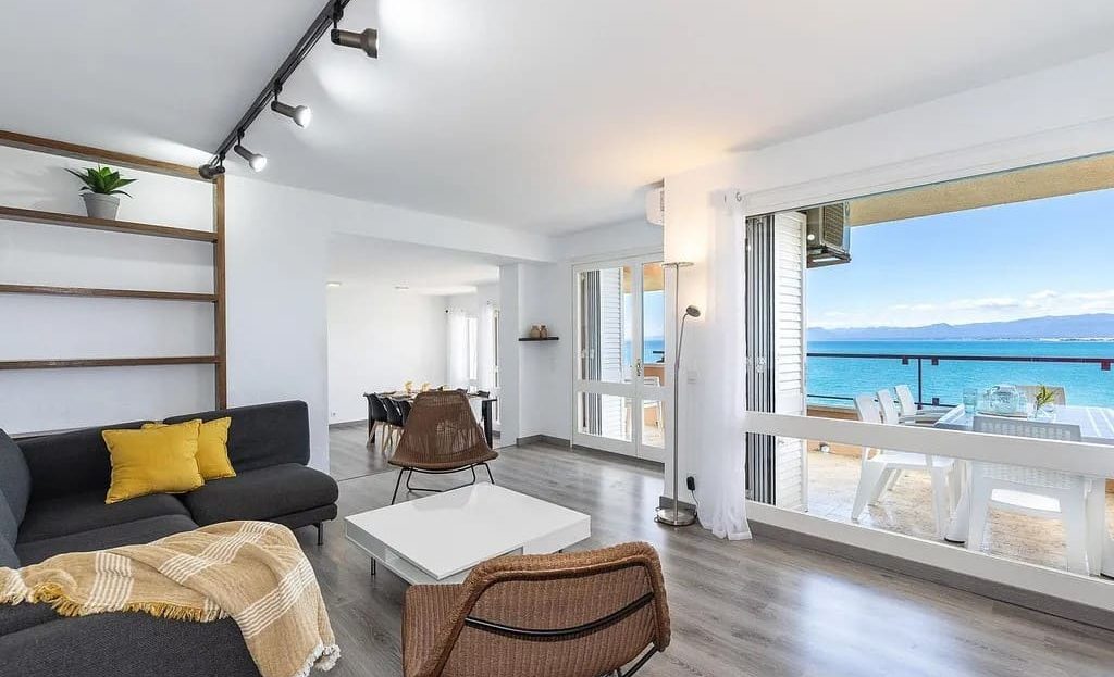 Гостиная с видом на море и современным интерьером.