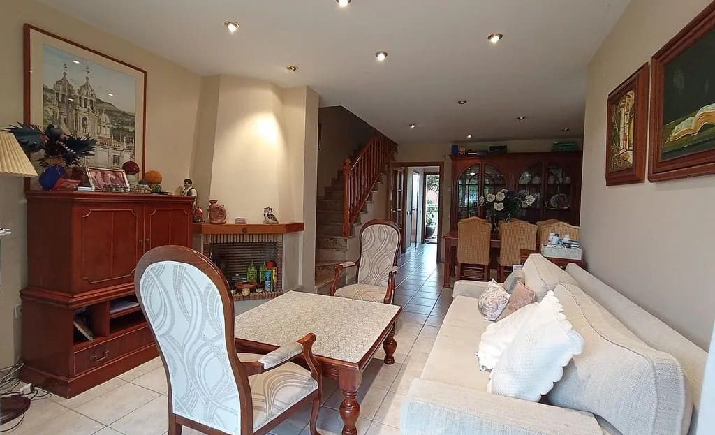 Светлая гостиная с зоной отдыха и лестницей на верхний этаж